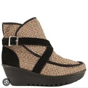 bernie mev. Woven Tan and Black Closed-Toe Wedge .